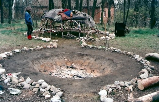 Inipi-Ritual, Feuerstelle und Schwitzhütte