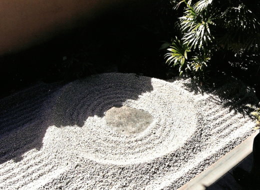 Konzentrische Kreise als geharktes Sand-Muster in einem Zen-Garten in Kyoto/Japan