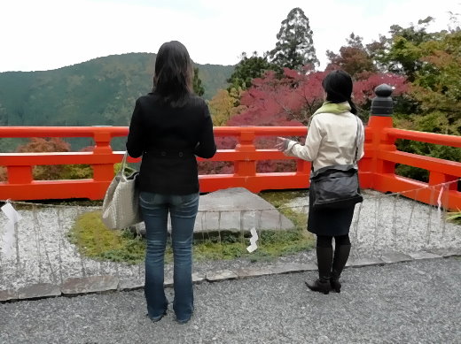 Starker Platz vor dem Kurama-Haupttempel, auf dem sich zwei Japanerinnen mit Kraft auftanken!