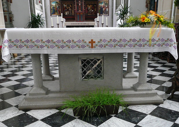Reliquien-Schrein im Zelebrations-Altar der Klosterkirche Kamp mit Reliquie der heiligen Agatha