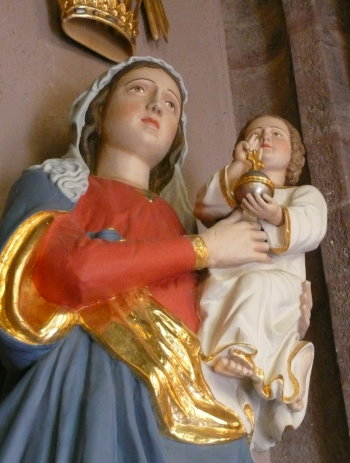 Statue der Muttergottes mit segnendem Jesuskind auf ihrem Arm in der Marienkapelle!
