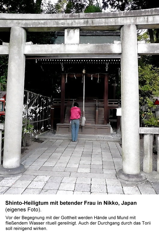 Betende Frau in einem Shinto-Heiligtum!