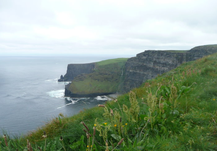 Die Cliffs of Moher in West-Irland bei Regen.