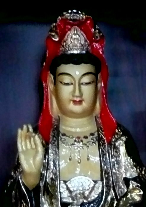 Guanshiyin mit Meditations-Buddha über dem Kopf