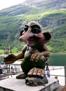 Skulptur eines großen Trolls in dem Ort Geiranger am Ende des Geiranger Fjords