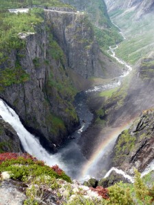 Wasserfall Vöringsfossen, 182 m  Fallhöhe, mit Wasser-Troll