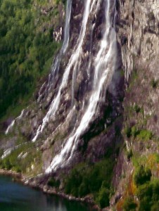 Wasserfall mit Wasser-Troll aus der Nähe