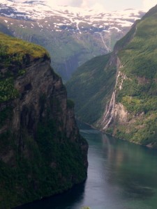 Wasserwesen in einem Wasserfall im Geiranger Fjord